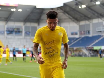 Sancho dedica un gol a George Lloyd el pasado domingo en el Paderborn-Dortmund.