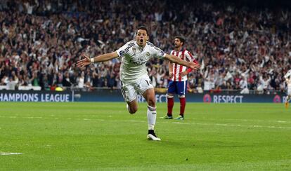 Chicharito celebra su gol al Atlético.