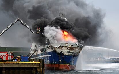El barco pesquero ruso Bukhta Naezdnik arde en el puerto de Tromso, en el norte de Noruega. Según los informes, alguno de los 29 miembros de la tripulación ha sido enviado al hospital por inhalación de humo.