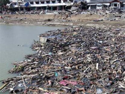 Cadáveres de víctimas del maremoto flotan en una playa de la ciudad de Banda Aceh.