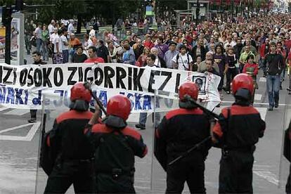 La Ertzaintza vigila la manifestación de ayer en San Sebastián.