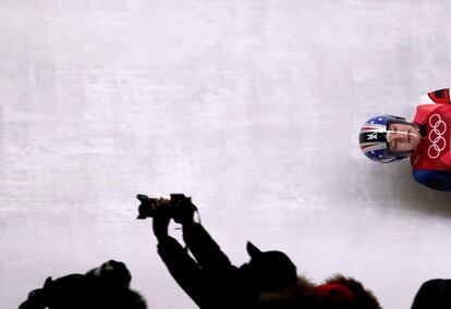 Summer Britcher, de Estados Unidos, en un momento de la competición individual femenina de luge, disputado en el Olympic Sliding Centre de Pyeongchang, el 12 de febrero.