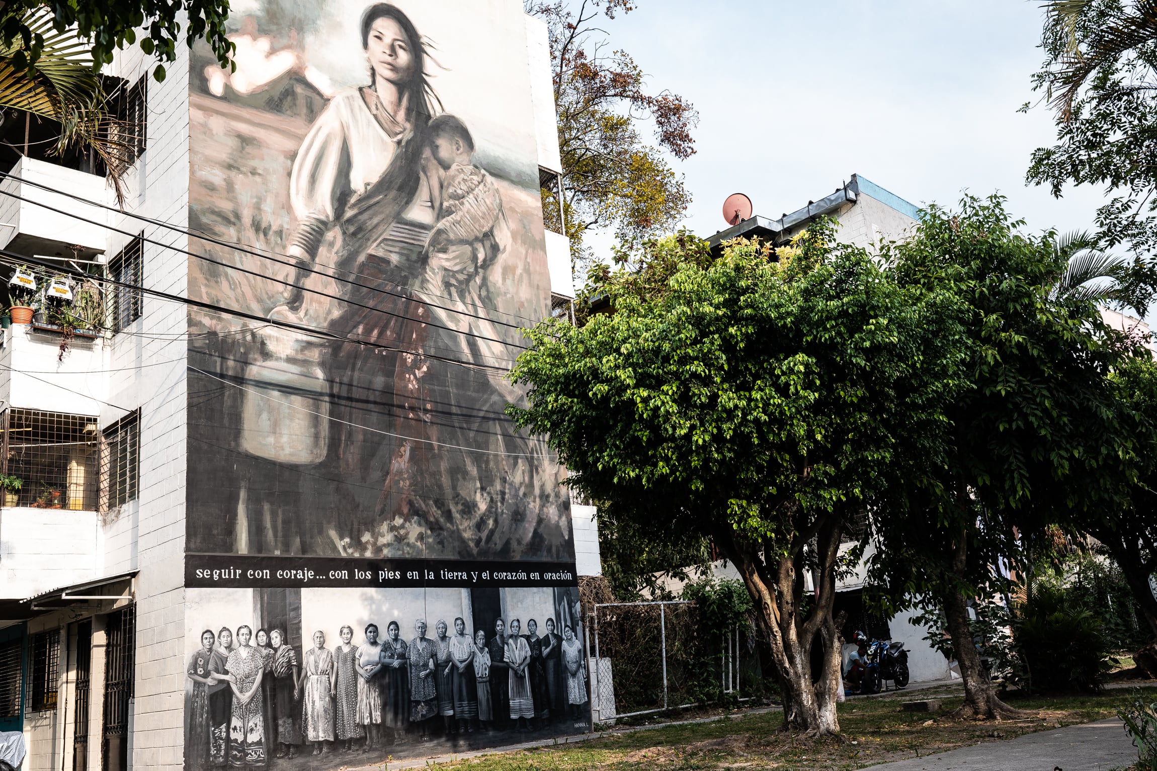 Mural de la artista brasileña Hanna Lucatelli en Zacamil, San Salvador, que transmite un mensaje de valentía y resiliencia. La obra refleja temas relacionados con la fortaleza de las mujeres de la comunidad y presenta la