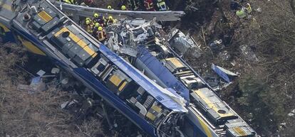 Miembros de los servicios de emergencia trabajan en el lugar donde se ha producido el choque de dos trenes en Bad Aibling (Alemania).