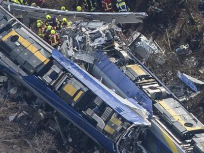 Miembros de los servicios de emergencia trabajan en el lugar donde se ha producido el choque de dos trenes en Bad Aibling (Alemania).