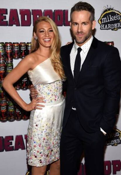 Blake Lively e Ryan Reynolds na apresentação de 'Deadpool', filme em que o ator é protagonista.