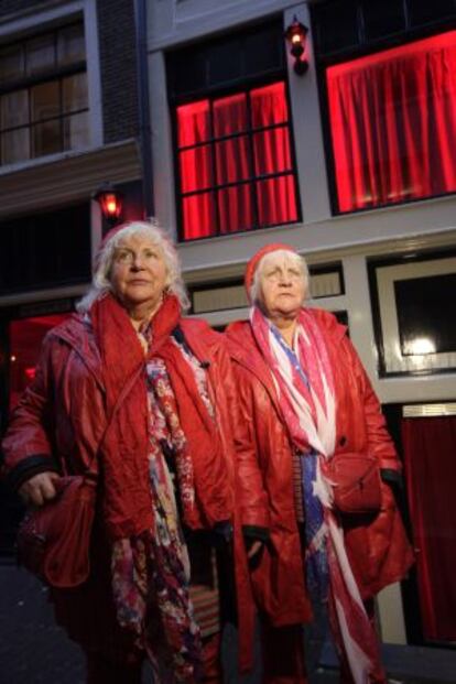 Louise e Martine Fokkens, em 2012, durante um passeio pelo bairro vermelho de Amsterdã.