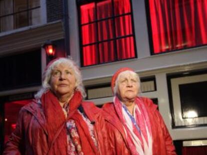 Louise y Martine Fokkens, en 2012, durante un paseo por el barrio rojo de &Aacute;msterdam.