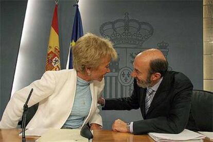 María Teresa Fernández de la Vega y Alfredo Pérez Rubalcaba, tras el Consejo de Ministros de ayer.