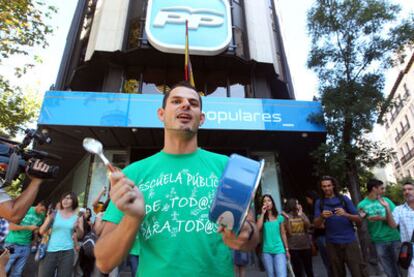 Protestas de profesores contra los recortes en la Comunidad de Madrid ante la sede del PP, que ayer analizó la estrategia del 20-N.