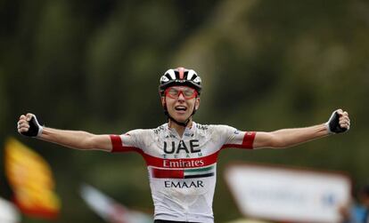 El ciclista esloveno Tadej Pogacar celebra este domingo su victoria en la novena etapa de la Vuelta.