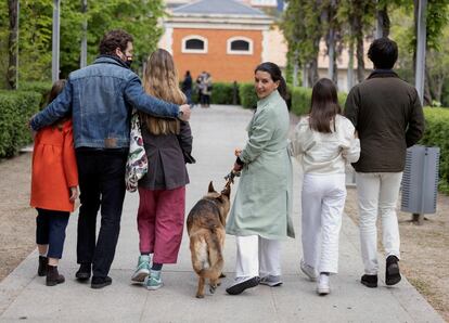 La candidata de Vox, Rocío Monasterio, ha dedicado el día a pasear por un parque acompañada de su marido, Iván Espinosa de los Monteros, y de sus cuatro hijos, junto con el perro de la familia