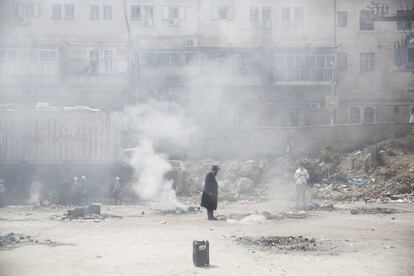 Ultra-Orthodox Jews burn leavened items in final preparation for the Passover holiday in Jerusalem, Monday, April 10, 2017. Jews are forbidden to eat leavened foodstuffs during the Passover holiday that celebrates the biblical story of the Israelites' escape from slavery and exodus from Egypt. (AP Photo/Oded Balilty)