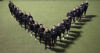 Las jugadoras del Madrid CFF en el estadio de Matapiñonera.