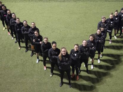 Las jugadoras del Madrid CFF en el estadio de Matapiñonera.