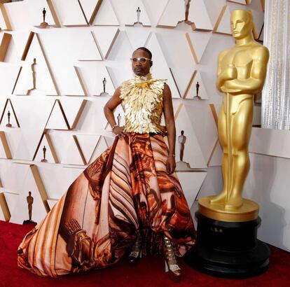 Billy Porter ('Pose') surpreendeu mais uma vez com seu 'look' arriscado, assinado por Giles Deacon (e botas de Jimmy Choo).