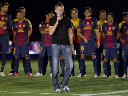 Vilanova habla con los futbolistas detrás.