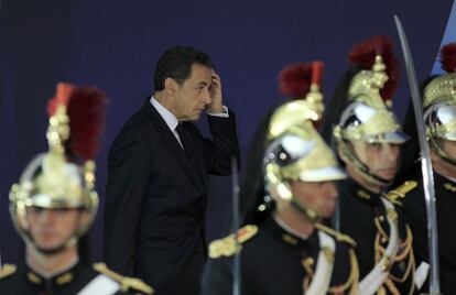 Nicolas Sarkozy camina entre la Guardia Republicana apostada a las puertas de la cumbre del G-20.