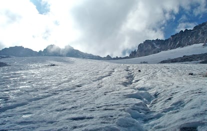 Las grietas en la superficie es uno de los indicadores de que esta masa de hielo se mueve lentamente. El glaciar de la Maladeta es el tercero en extensión de España.