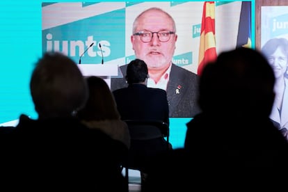 El 'exconseller' Lluís Puig interviene por videoconferencia durante el acto electoral de JxCat celebrado este martes en Terrassa (Barcelona).