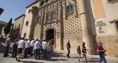 Un grupo de personas entra en la sede Antonio Machado de la UNIA, en Baeza.