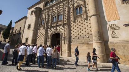 Un grupo de personas entra en la sede Antonio Machado de la UNIA, en Baeza.