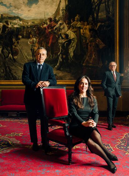 Los tres senadores de Vox: Ángel Gordillo, Paloma Gómez y Fernando Carbonell, delante del cuadro 'La rendición de Granada', de Francisco Pradilla.