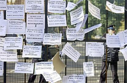 Carteles de protesta con datos de parados, frente al edificio de la policía en Buenos Aires, en junio de este año.