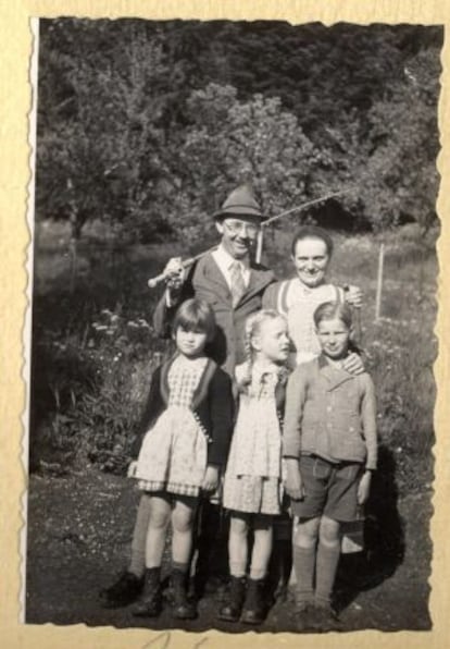 Himmler y su esposa Margarete con sus dos hijos y una amiga en 1935.