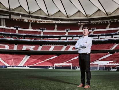 Eduard Rovira, sobre el césped del Atlético de Madrid, una variedad híbrida con un 3% de fibras de plástico.