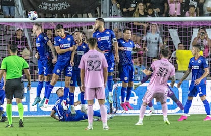 Messi anota de tiro libre contra el Cruz Azúl mexicano, el 21 de julio.