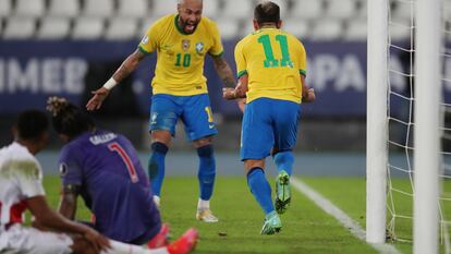 Neymar e Everton Ribeiro comemoram o terceiro gol da seleção.