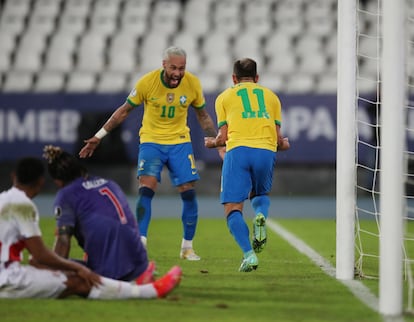 Neymar e Everton Ribeiro comemoram o terceiro gol da seleção.