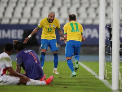 Neymar e Everton Ribeiro comemoram o terceiro gol da seleção.