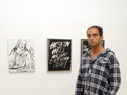 Andy Valmorbida frente a obras de Andy Warhol en Prism Gallery (West Hollywood) en 2010.