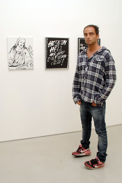 Andy Valmorbida frente a obras de Andy Warhol en Prism Gallery (West Hollywood) en 2010.