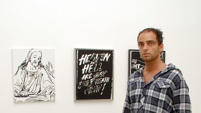 Andy Valmorbida frente a obras de Andy Warhol en Prism Gallery (West Hollywood) en 2010.