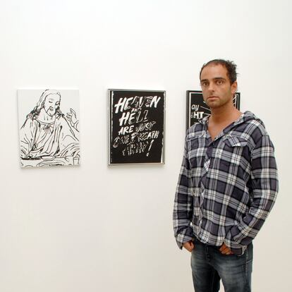 Andy Valmorbida frente a obras de Andy Warhol en Prism Gallery (West Hollywood) en 2010.