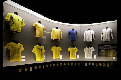 MUSEU SELEÇÃO BRASILEIRA (BRASIL) - A seleção pentacampeã mundial tem sua vitoriosa história contada no museu localizado na sede da Confederação Brasileira de Futebol, no Rio de Janeiro. Com troféus, fotos, vídeos, artigos históricos e tecnologias para gerar interação com o público, é o destino oficial para quem planeja conhecer a amarelinha de sua origem aos grandes feitos em Copas do Mundo. Onde: Sede da CBF - Avenida Luis Carlos Prestes, 130, Barra da Tijuca, Rio de Janeiro. Horário de visitação: diariamente, de 10h às 18h.