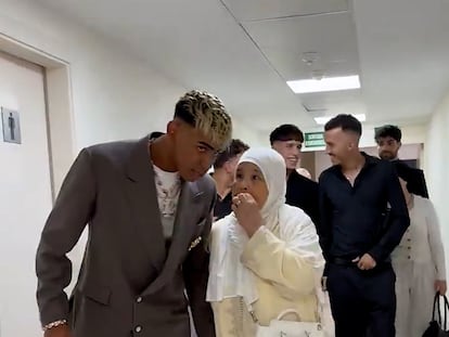 Lamine Yamal junto a su abuela camino a la renovación de su contrato con el F.C. Barcelona el 16 de julio de 2025.