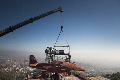 El parque de atracciones de Barcelona (Tibidabo) descuelga el histórico avión de 1928 para su restauración.