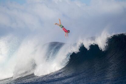 El australiano Julian Wilson vuela sobre la ola.