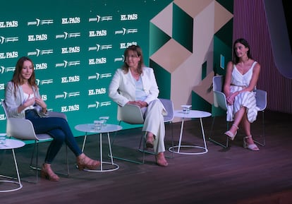 Desde la izquierda: Sandra Bernal, psicóloga y colaboradora de Hoy por Hoy de Cadena SER; María Fe Bravo, jefa de Psiquiatría, Psicología Clínica y Salud Mental del Hospital La Paz; y Graciela Rodríguez, psicóloga de la Asociación Vizcaína de Familiares y Personas con Enfermedad Mental 