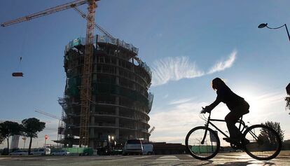 Expertos de la Unesco visitan desde hoy la Torre Pelli, rascacielos en construcción propiedad de la entidad financiera Cajasol, para comprobar el impacto que tendrá sobre Sevilla como ciudad Patrimonio de la Humanidad