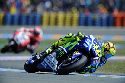 Valentino Rossi amb Yamaha lidera la cursa.
