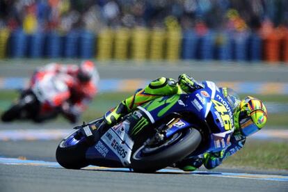 Valentino Rossi amb Yamaha lidera la cursa. 