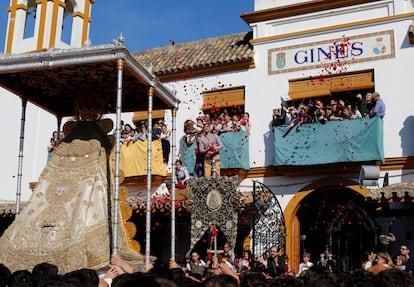 Peregrinos lanzan pétalos de rosa durante la procesión.