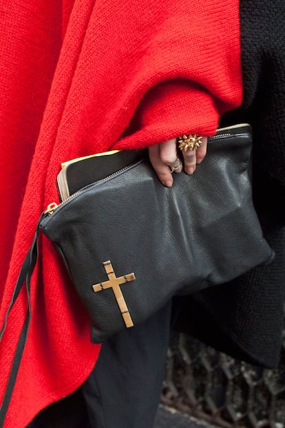 Sombreros de ala o de lana, joyas excéntricas u originales bolsos. Los asistentes a la Semana de la Moda de Nueva York nos muestran cómo combinan sus accesorios.