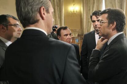 Feijóo y a su derecha, Calvo y los alcaldes de Cesuras y Oza dos Rios.