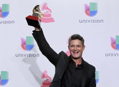 El cantante Alejandro Sanz posa con el Grammy con el que ha sido galardonado este jueves. Obtuvo el de mejor álbum vocal pop por 'Sirope'.